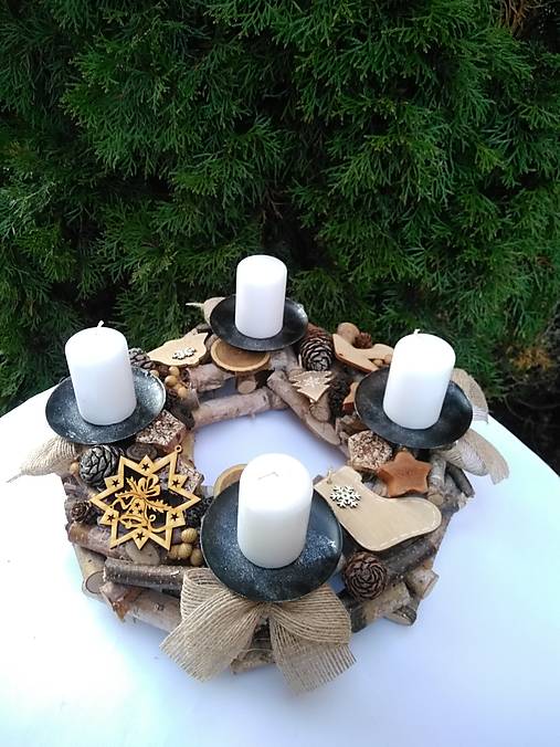 Dekorácie - prírodný adventný veniec z drievok  so sviečkami 28  cm - 15166141_