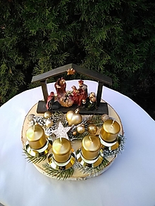 Dekorácie - adventný veniec zlatý s betlehemom a sviečkami 25 cm - 15166820_