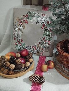 Úžitkový textil - Vankúš -zimny' veniec s bielymi halu'zkami - 15166545_