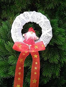 Dekorácie - malý vianočný venček so škriatkom a červenou mašľou 14 cm - 15173366_