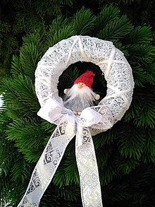 Dekorácie - malý vianočný venček so škriatkom a striebornou mašľou 14 cm - 15173382_