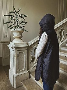 Vesty - Prešívaná dlhá vesta s kapucňou - 15180760_
