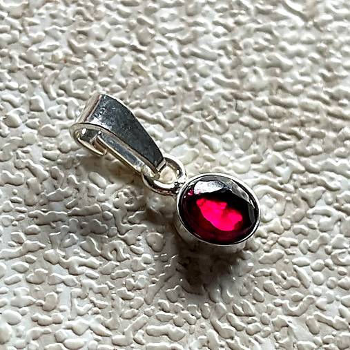 Náhrdelníky - Elegant Silver Garnet Rhodolite Pendant AG925 / Strieborný prívesok s granátom rodolitom - 15184448_