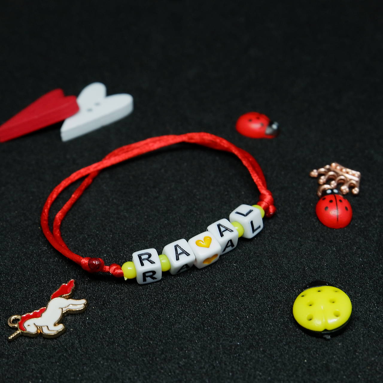 Náramok s menom červený proti urieknutiu (dospelí)