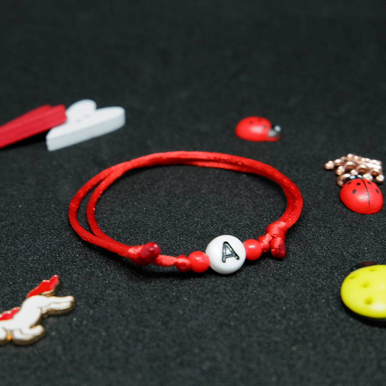 Náramok s menom červený proti urieknutiu (pre deti - s 1 písmenkom)