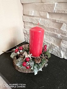 Dekorácie - Vianočný svietnik s konikom na dreve so sviečkou - 15189331_