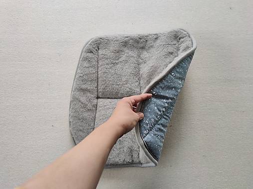 Úžitkový textil - RUNO SHOP Hrejivý sedák do auta 100 % MERINO Baranček proti prechladnutiu a prehriatiu Zvieratká oceľovo šedé - 15196534_