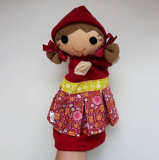 Maňuška Červená čiapočka (v kvietkovej sukničke)