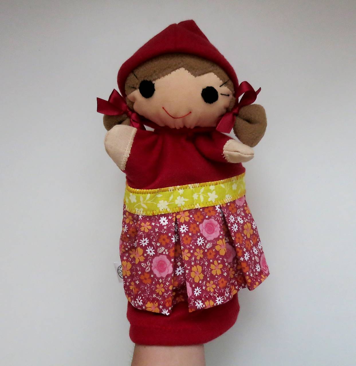 Maňuška Červená čiapočka (v kvietkovej sukničke)