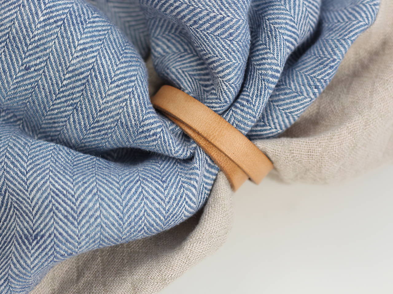 Hrejivý navliekací nákrčník zo 100% ľanu "Ethan"