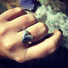 Prstene - Strieborný prsteň S láskou… - 15203889_