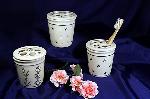 Nádoby - Ručně vyráběný porcelánový kartáčkovník bílý - 15205059_