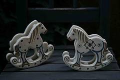 Hračky - Ručně vyráběný porcelánový Kůň houpací - 15211156_