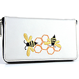Peňaženky - Vyšívaná kožená dámska peňaženka s motívom včelieho úľa, svetlo šedá farba - 15214622_