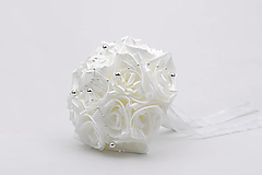 Saténová kytica svadobná bielo-strieborná ruže s perličkami