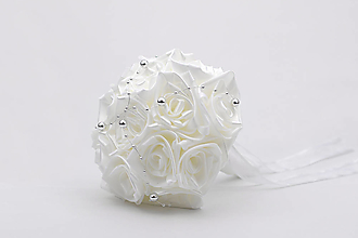 Kytice pre nevestu - Saténová kytica svadobná bielo-strieborná ruže s perličkami - 15214739_