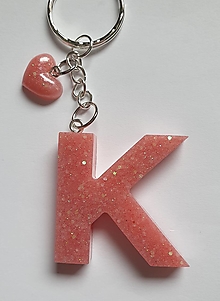 Kľúčenky - Kľúčenka s príveskom zo živice - "K" - 15216650_