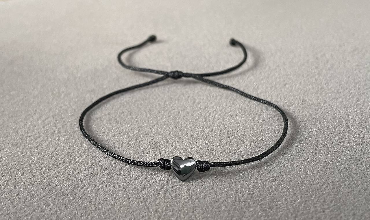 Minimalistický náramok s hematitovým srdiečkom