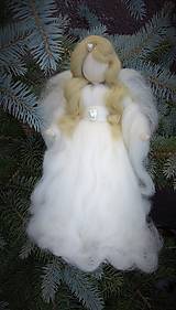 Dekorácie - Vianočný anjel z ovčieho rúna na špic vianočného stromčeka - 15218141_