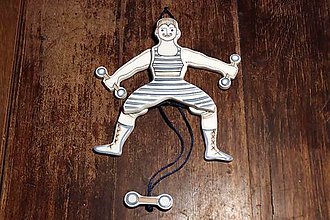Hračky - Ručně vyráběná porcelánová hračka "Hampelman" - tahací figurka (zápasník) - 15218977_