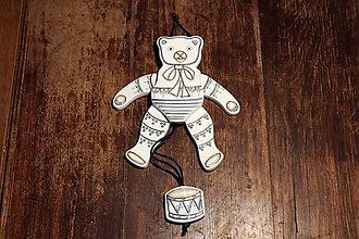 Hračky - Ručně vyráběná porcelánová hračka "Hampelman" - tahací figurka (medvídek) - 15218978_