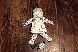 Hračky - Ručně vyráběná porcelánová hračka "Hampelman" - tahací figurka (holčička s copy) - 15218979_