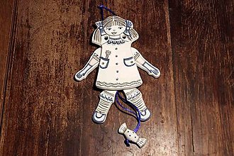 Hračky - Ručně vyráběná porcelánová hračka "Hampelman" - tahací figurka (holčička s culíky) - 15218981_