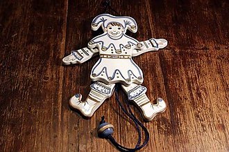 Hračky - Ručně vyráběná porcelánová hračka "Hampelman" - tahací figurka (kašpárek) - 15218983_