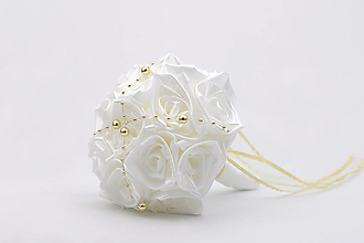 Kytice pre nevestu - Saténová kytica svadobná bielo-zlatá ruže s perličkami - 15220066_