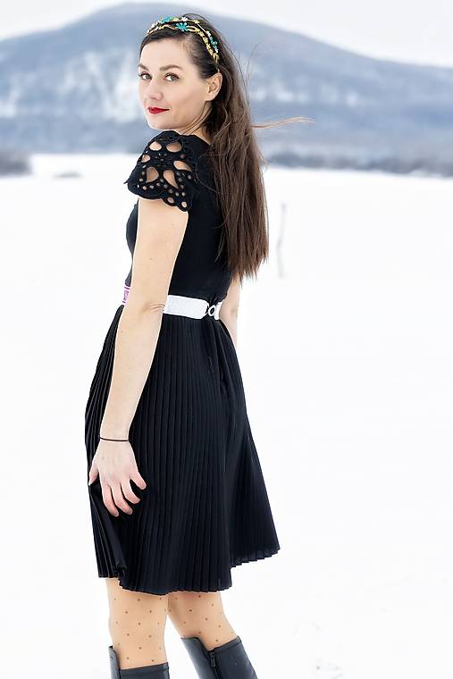 Midi plisované čierne šaty Poľana