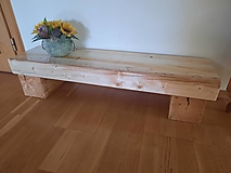 Masívna lavička z dreva, nízka
