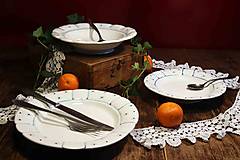 Nádoby - Ručně vyráběná porcelánová Sada babiččiných talířů - 15219437_