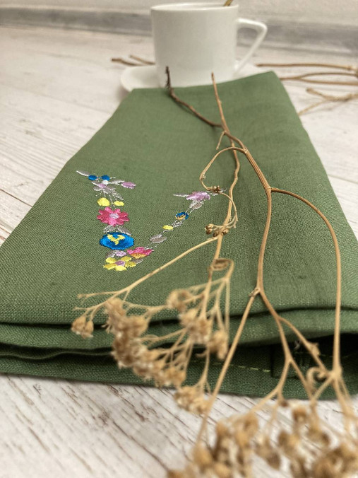 Úžitkový textil - Ľanová utierka s výšivkou ,,MONOGRAM ,, V" - 15222663_