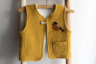 Detské oblečenie - Detská vesta zo 100% ovčej vlny horčicovej farby s textilnou aplikáciou vtáčika - 15226139_