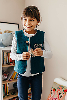 Detské oblečenie - Detská vesta zo 100% ovčej vlny s ručnou kvetinovou výšivkou, zateplená bio bavlneným barančekom - 15226165_