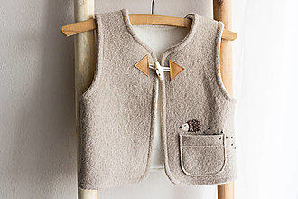 Detské oblečenie - Detská vesta zo 100% ovčej vlny s ručnou výšivkou ježka - 15226181_