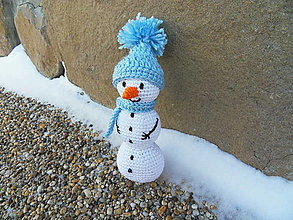 Hračky - Milý háčkovaný snehuliačik s čiapkou :-) (Modrá) - 15228170_