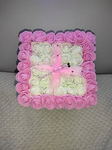 Dekorácie - Ružovo - biely kvetinový box s vážkou - 15228097_