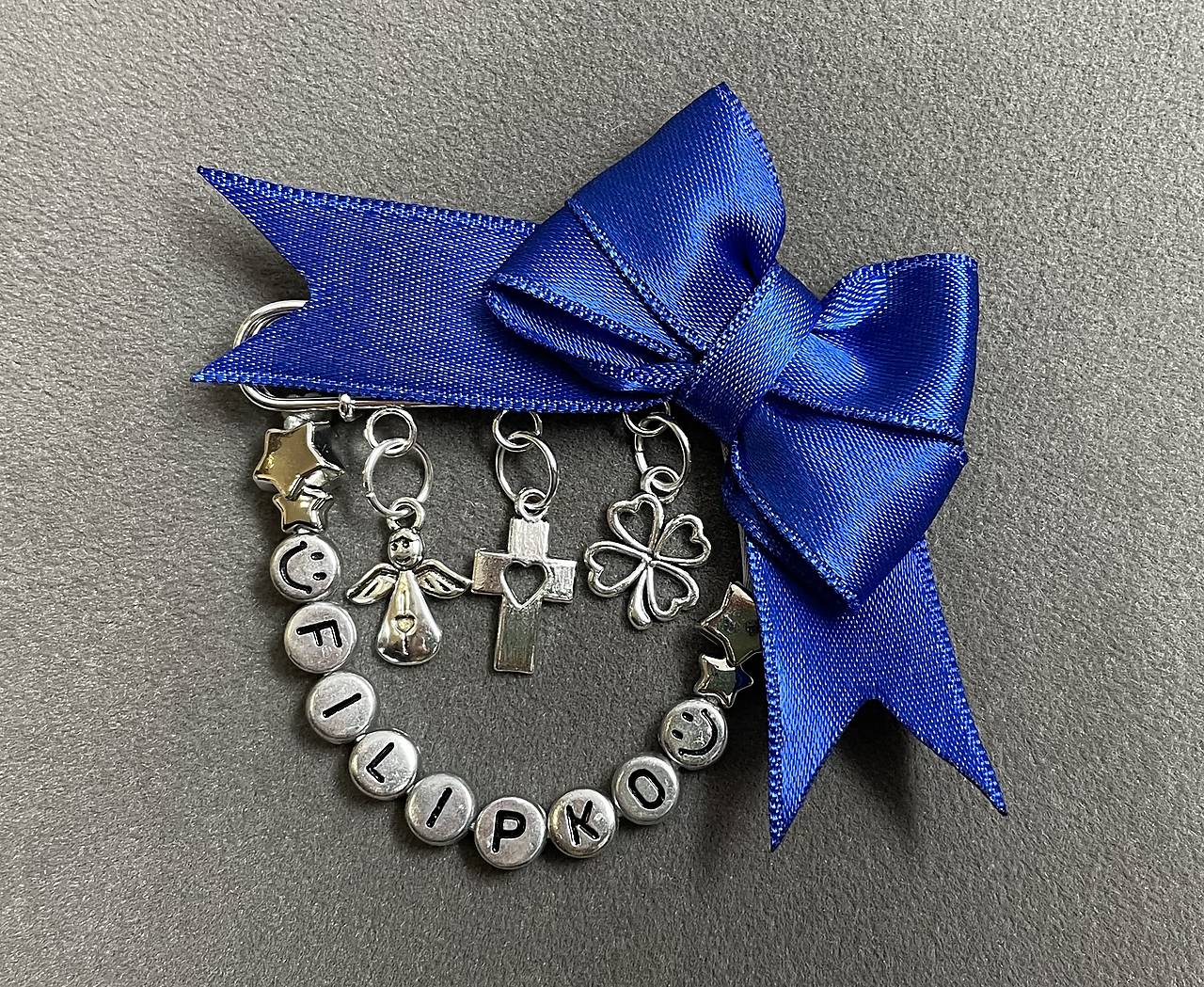 Okrasná mašlička na kočík/vajíčko s anjelikom, štvorlístkom, krížikom a menom