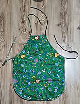 Detské oblečenie - Zástera dievčenská zelená s kvetinami a folklórnym vzorom - 15230700_
