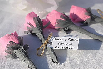 Darčeky pre svadobčanov - Lízatká Ružičky pre svadobných hostí - ružovo sivá svadba (s bielou visačkou) - 15232856_