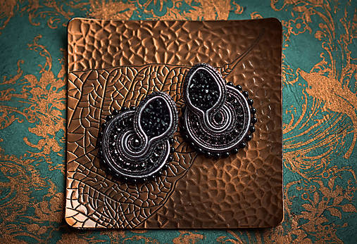 Náušnice - Menšie soutache náušnice čierno-sivé - 15234815_