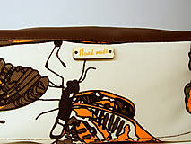 Taštičky - Dámska kozmetická taška (béžová s motýlmi) - 15238229_