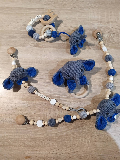Hračky - Návod na háčkovaný hrkálkový set Sloník - 15238849_