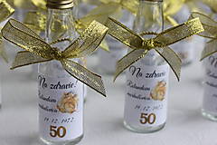Darčeky pre svadobčanov - Dekorované fľaštičky na domácu pálenku Darčeky na 50 tku (zlatá mašľa) - 15240573_