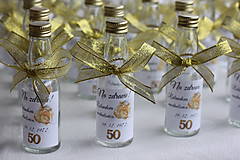 Darčeky pre svadobčanov - Dekorované fľaštičky na domácu pálenku Darčeky na 50 tku (zlatá mašľa) - 15240575_