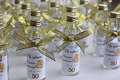 Darčeky pre svadobčanov - Dekorované fľaštičky na domácu pálenku Darčeky na 50 tku (zlatá mašľa) - 15240578_