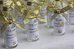 Darčeky pre svadobčanov - Dekorované fľaštičky na domácu pálenku Darčeky na 50 tku (zlatá mašľa) - 15240583_