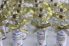 Darčeky pre svadobčanov - Dekorované fľaštičky na domácu pálenku Darčeky na 50 tku (zlatá mašľa) - 15240584_