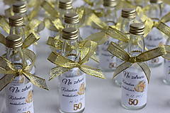 Darčeky pre svadobčanov - Dekorované fľaštičky na domácu pálenku Darčeky na 50 tku (zlatá mašľa) - 15240585_